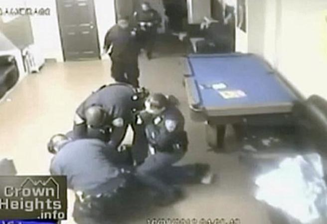 Una cámara de seguridad captó como unos policías atacaron a golpes y bastonazos a un desamparado en una sinagoga de Brooklyn.