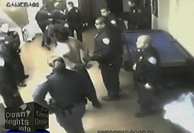 Una cámara de seguridad captó como unos policías atacaron a golpes y bastonazos a un desamparado en una sinagoga de Brooklyn.