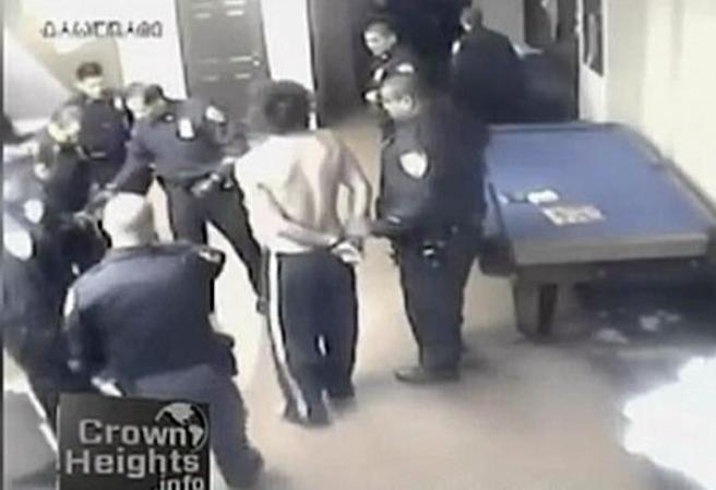 Una cámara de seguridad captó como unos policías atacaron a golpes y bastonazos a un desamparado en una sinagoga de Brooklyn.