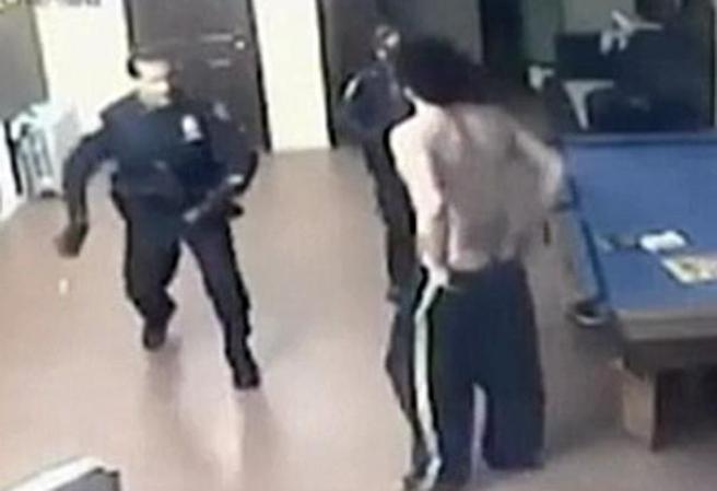 Una cámara de seguridad captó como unos policías atacaron a golpes y bastonazos a un desamparado en una sinagoga de Brooklyn.