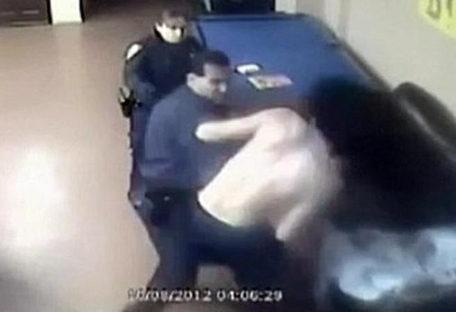 Una cámara de seguridad captó como unos policías atacaron a golpes y bastonazos a un desamparado en una sinagoga de Brooklyn.