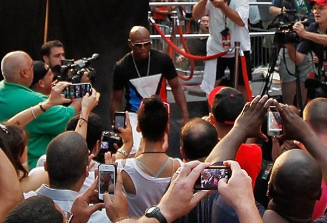 Los campeones del boxeo Floyd Mayweather Jr. y Saúl "Canelo" Álvarez se ven cara a cara en Nueva York, tras anunciar su pelea oficialmente. El combate será el próximo 14 de septiembre en el MGM Grand de Las Vegas.
