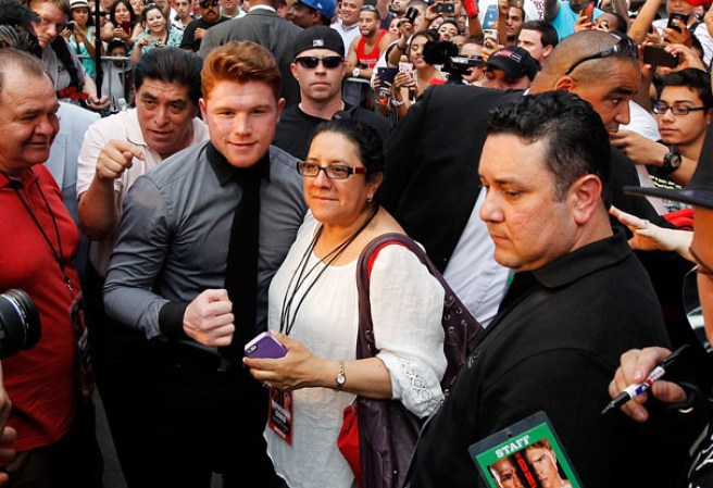 Los campeones del boxeo Floyd Mayweather Jr. y Saúl "Canelo" Álvarez se ven cara a cara en Nueva York, tras anunciar su pelea oficialmente. El combate será el próximo 14 de septiembre en el MGM Grand de Las Vegas.
