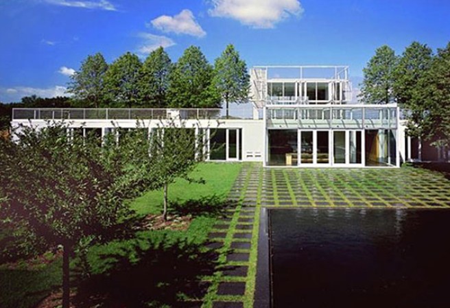 La casa fue construida en el 2001 por el arquitecto Tom Phifer.