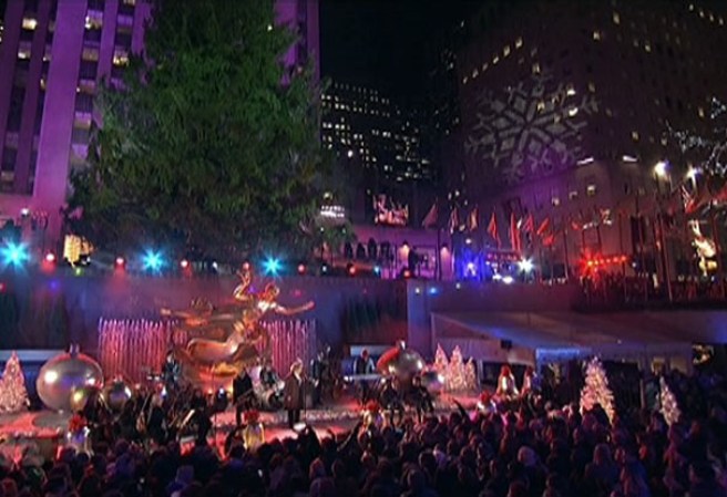 Varios artistas, acompañados de miles de espectadores, se dieron cita en Nueva York para iniciar oficialmente la navidad, tras encender el árbol navideño en la Plaza Rockefeller.