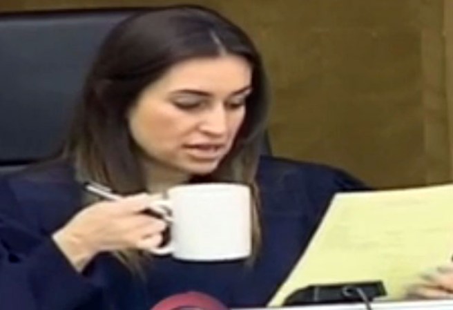 Tras utilizar varias fuentes en el internet para el rastreo de historial de personas (background check), Joselyn descubrió que Santos vivía en Miami.