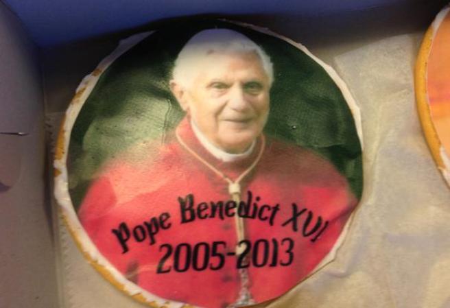 La repostería Artuso localizada en el Bronx, Nueva York, celebró su 65 aniversario por todo lo alto con su nueva creación: “Galletas papales” con imágenes del papa Francisco y Benedicto XVI.