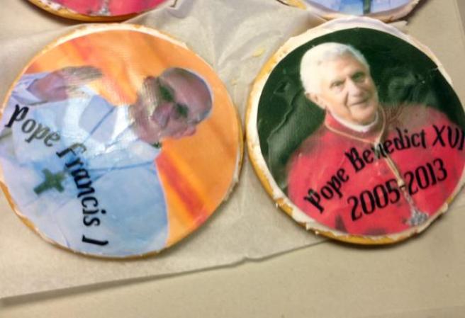 La repostería Artuso localizada en el Bronx, Nueva York, celebró su 65 aniversario por todo lo alto con su nueva creación: “Galletas papales” con imágenes del papa Francisco y Benedicto XVI.