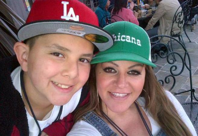 Jenni Rivera y su hijo Johnny en un almuerzo con su hijo.