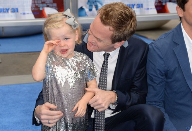 El actor, mago y presentador Neil Patrick Harris y su pareja David Burtka son padres de los mellizos Gideon Scott y Harper Grace (con él en la imagen), quienes nacieron en octubre de 2010.