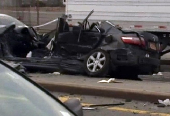 Una pareja, incluyendo su bebé en camino, murieron en un accidente de auto en Brooklyn. El chofer que los impactó, luego se dio a la fuga.