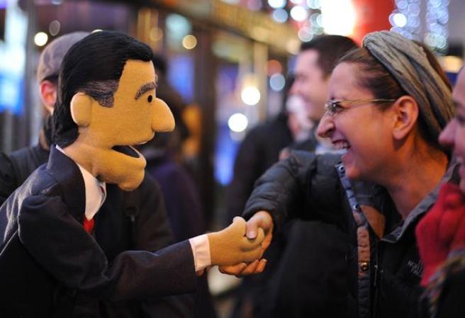 En esta foto vemos a un Mitt Romney de muñeco saludando a sus seguidores.