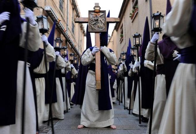 Cofradía de Jesús del Vía Crucis en Zamora, España. Ellos marchan descalzos.