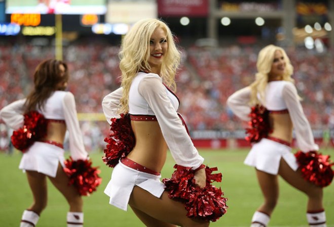 Las porristas de la NFL y del "football" universitario asombran con su belleza y su energía.