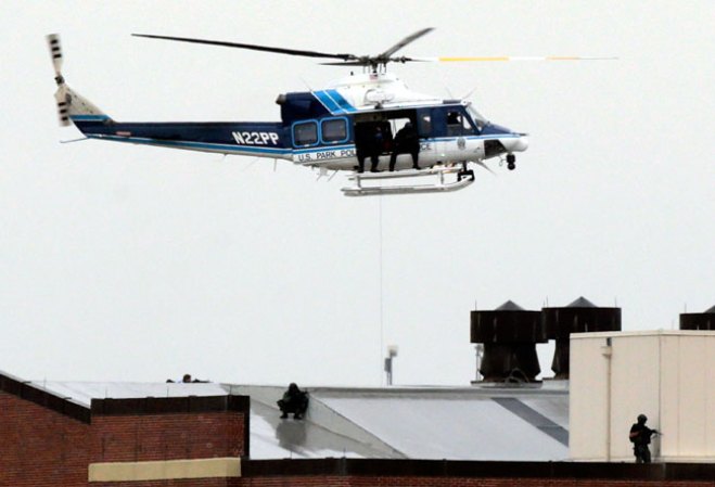 Las autoridades emplearon helicópteros para rescatar a posibles víctimas.