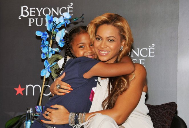 En el lugar 16:<br />Beyonce, que además de cantar es empresaria y participa en múltiples actos comunitarios como el que muestra la imagen.