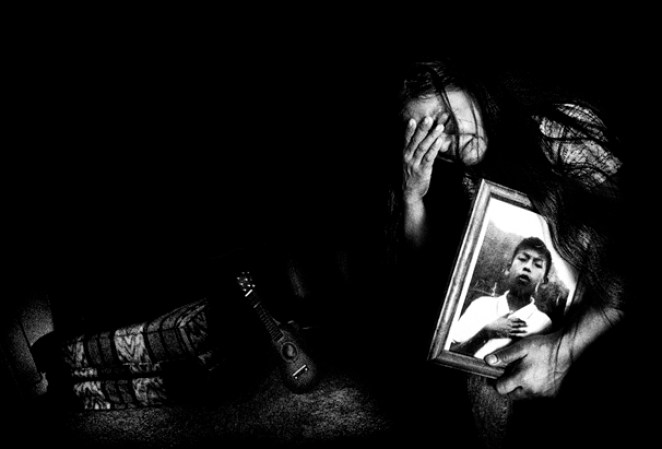 Fermina López Cash,de 47 años, proveniente de Guatemala, sostiene una foto de su hijo de 13 años, Omar, que murió en julio de 2010 en el desierto de Arizona intentando cruzar la frontera para unirse con ella y sus hermanos mayores en Phoenix. Una mujer de mediana edad se ofreció a ir con él y contratar a un coyote para cruzar. Casi tres años después, los restos de un adolescente que fueron encontrados en el desierto de Arizona, junto con los de una mujer mayor, resultaron ser los del hijo de Fermina.