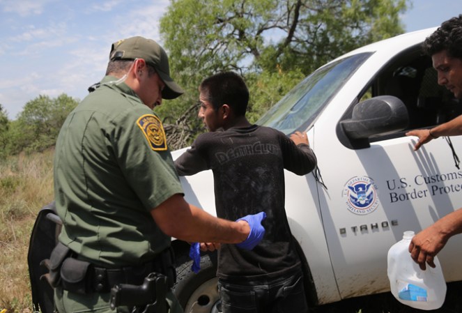La Patrulla Fronteriza ha implementado puntos de control de tráfico en autopistas que se extienden desde la frontera para facilitar el flujo inmigrantes y bienes legales.