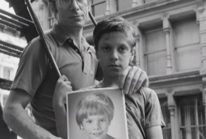 El padre y el hermano de Etan Patz muestran un cartel con la foto del menor cuando éste desapareció.