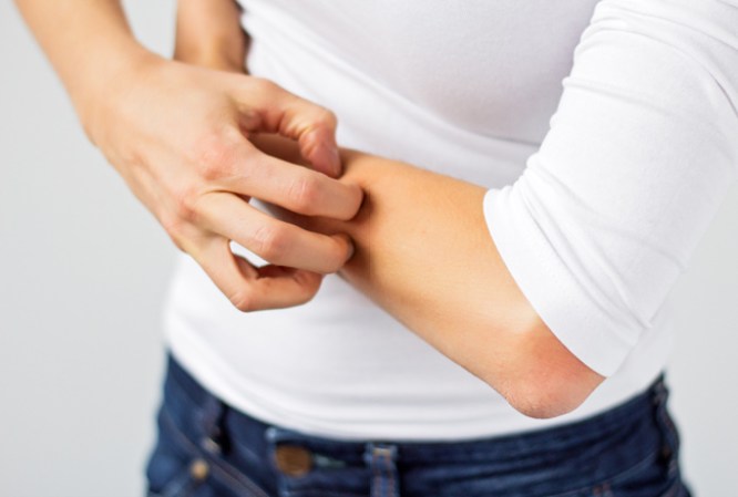 Debilidad en un lado del cuerpo. Si tus brazos se debilitan puede ser señal de migraña.