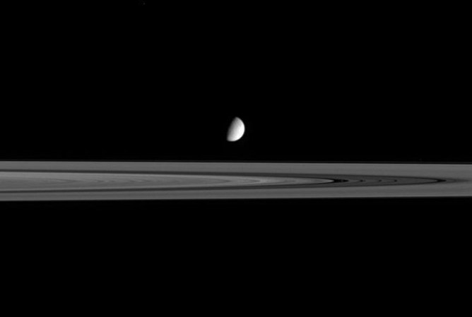 Encélado orbita Saturno a una distancia de 238 000 km del centro del planeta
