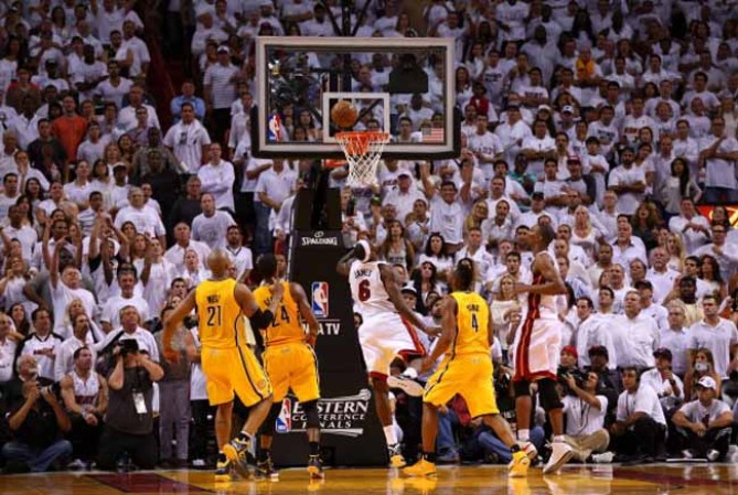 El Heat de Miami derrota espectacularmente a los Peacers de Indiana en tiempo extra 103-102 con soberbia canasta de Lebron James.
