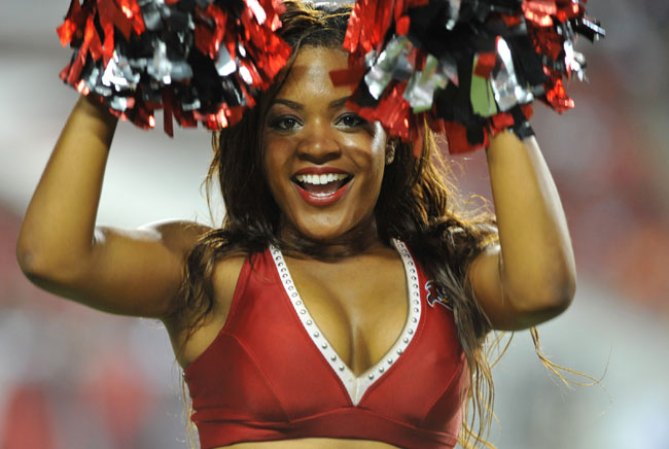 Las porristas de la NFL y del "football" universitario asombran con su belleza y su energía.