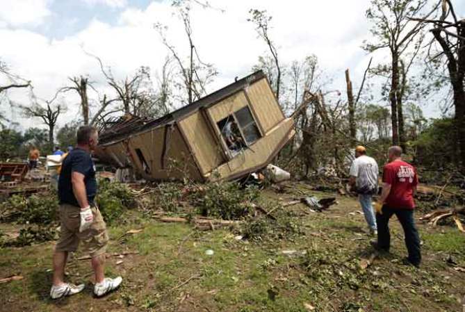 El estado de Oklahoma está de luto tras el paso de un descomunal sistema de tornados que ha costado decenas de vidas.