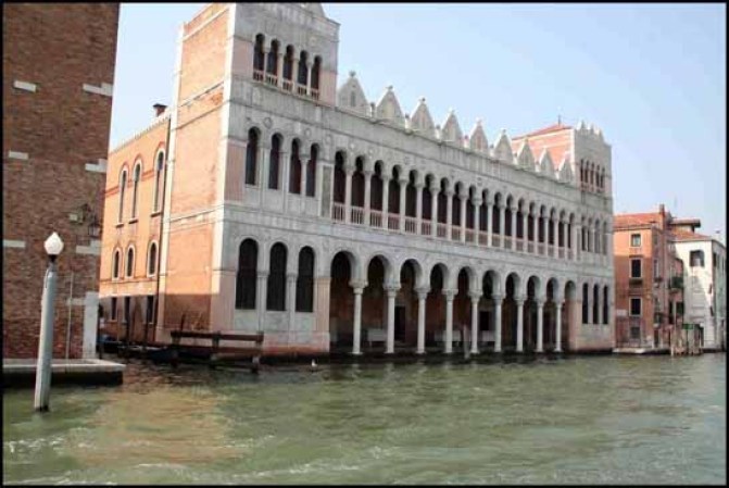 Venecia, Italia.<br /><br />Este pueblo ya se ha venido sumergiendo con el tiempo, pero las altas mareas e inundaciones continuas hacen la situación peor.