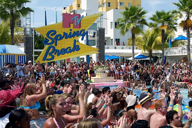 Fans al rededor de la piscina durante el "MTV Spring Break" de 2003 en Miami Beach, Florida.