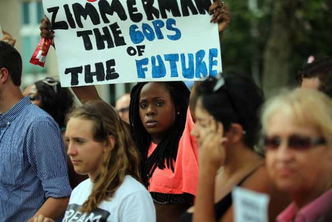 La familia de Trayvon Martin se encuentra destrozada por la decisión del jurado, pero ha pedido que la gente acepte el veredicto de forma pacífica.