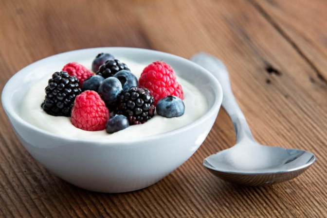Yogurt: Además de ser rico en calcio, es rico en riboflavina (vitamina B2), vitamina B6, y vitamina B12. Una porción diaria de Yogut natural ayudará de manera importante a la desintoxicación de tu piel.