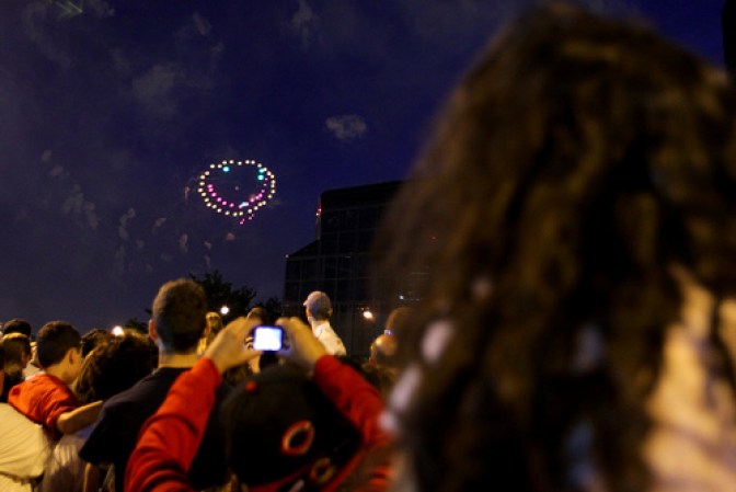 El cielo también se une a la fiesta y celebra con una original cara feliz.