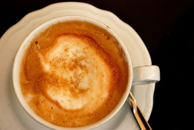 El aroma del café es relajante. De acuerdo con científicos de la Universidad de Seúl, el café provocó cambios en la disposición de las proteínas cerebrales de ratas de laboratorio, disminuyendo sus niveles de estrés.