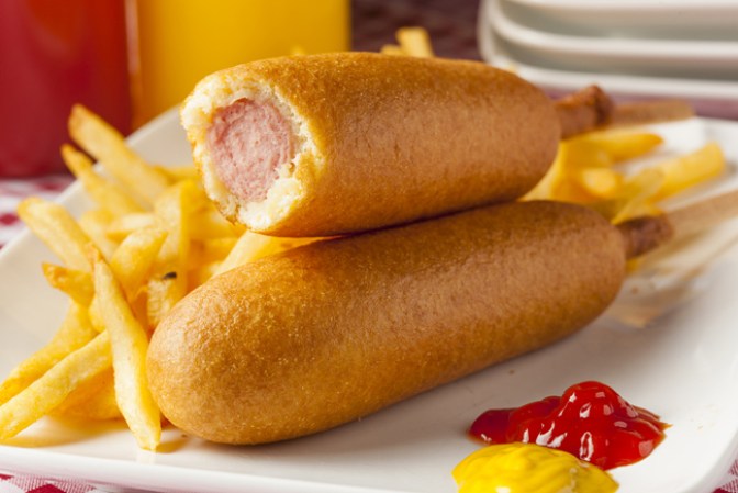 Corn Dog, son snacks no comidas, pero uno de estos pequeños te dan más de la mitad de tu limite diario de sodio y grasa.