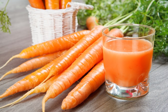 Una buena idea es agregar un par de verduras al desayuno, unas buenas coles o un jugo de naranja con zanahoria, caerán muy bien a tu organismo.