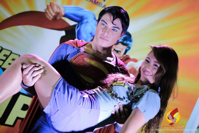 Herbert Chávez es un joven filipino obsesionado con la figura del super héroe, tanto, que quiso ser como él costara lo que costara.