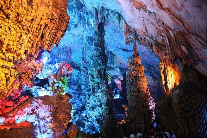 Cuevas Reed Flute, China.- Se trata de un sistema de cuevas de 240 metros de largo creadas por la erosión del agua que semeja un palacio subterráneo. Los diferentes ángulos de luz hacen que las paredes y columnas cambien de color a medida que se recorren, por lo que es conocido como el “Palacio del arte de la naturaleza”.