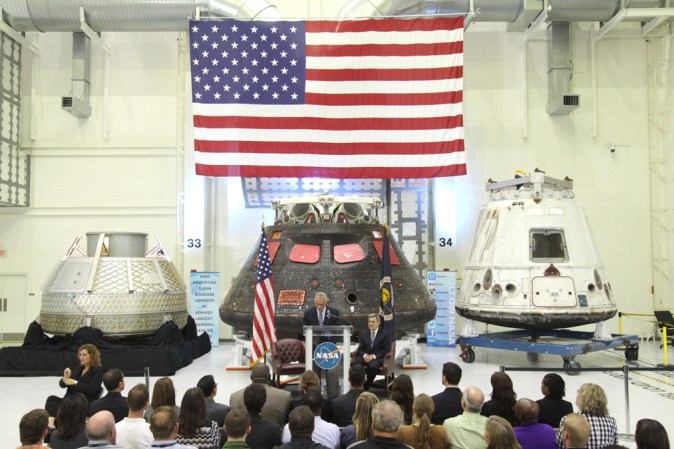 El administrador de la NASA, Charles Bolden, en conferencia de prensa desde el Neil Armstrong Operations and Checkout Building en el Kennedy Space Center en Florida.