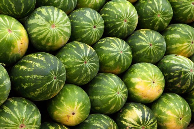 Súper hidratante para tu piel por su alto contenido en agua, también cuenta con vitaminas A, C, potasio y licopeno, un poderoso antioxidante que puede ayudar a reducir el riesgo de cáncer y otras enfermedades crónicas.