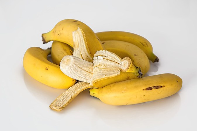 Fuentes de vitaminas A, C, B6, E y ácido fólico, los plátanos, contribuyen a la buena digestión y dan una sensación de saciedad, por lo que son aliados de la figura.