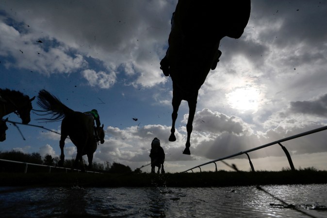 LIECESTER, INGLATERRA: The Squire Osbaldeston Handicap Steeple Chase