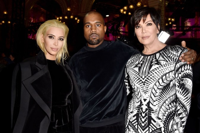 En esta foto, junto a su madre, Kris Jenner, y su novio, el rapero Kanye West, estrenando su nueva apariencia.