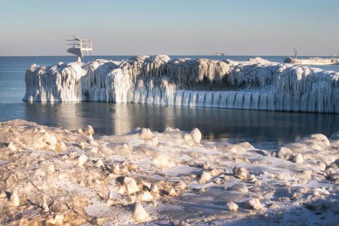 Tras las recientes nevadas, la temperatura ha descendido a bajo cero grados. Además los fuertes vientos hacen sentir la temperatura a -30 grados. <br />