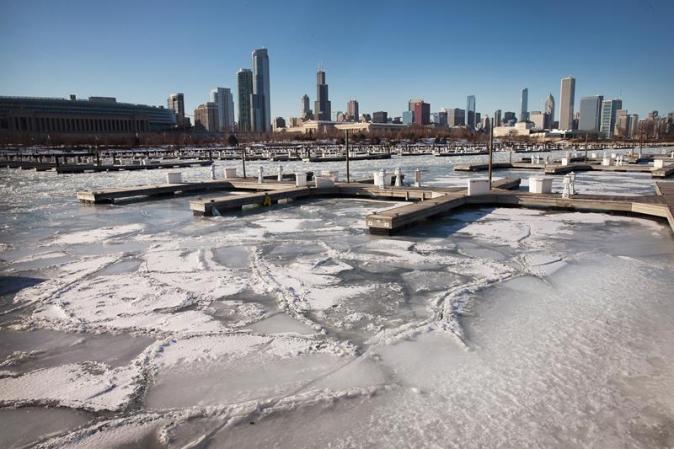 24 DE FEBRERO, 2015. Las temperaturas gélidas de este invierno volvieron a congelar secciones del Lago Michigan.