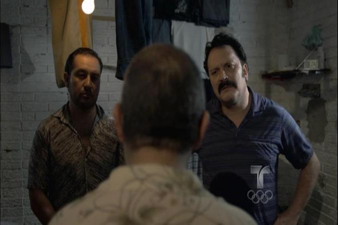 Escobar sospecha que "El Alguacil" fue quien provocó revuelta para matarlo en la cárcel. El hermano de Escobar, "Peluche", y su primo Gonzalo, amenazan al "Alguacil", para cuidar la vida de Pablo.