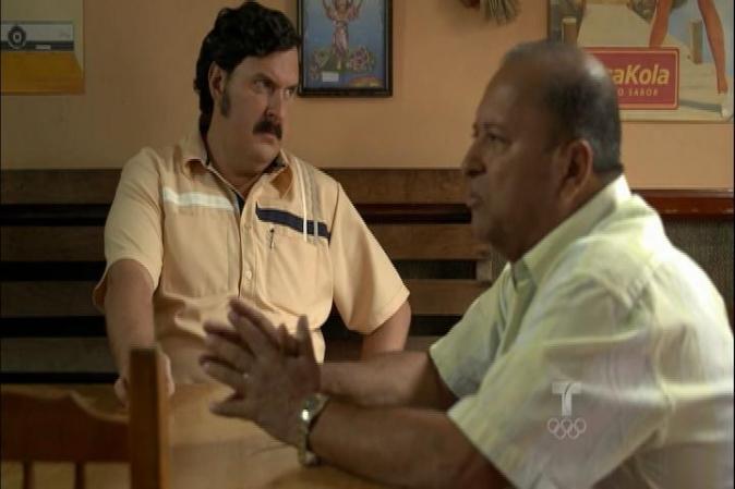 Es así como Escobar decide hablar con "Ortiz", un líder político de la región. Pablo le ofrece dinero para su campaña a cambio de que le ayude a liberar a la hermana menor de los Motoa.