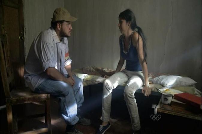 Irma habla con su secuestrador que resulta ser un amigo de la infancia que conoce bien a la familia Motoa, que también es un guerrillero del MR20.