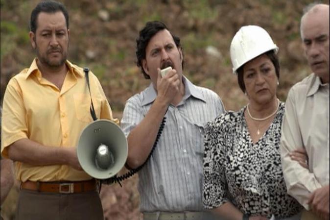 "El Patrón" continúa su campaña política. Crea la organización: "Medellín sin tugurios" y le regala casas a los pobres a cambio de votos para las elecciones hacia el Congreso.