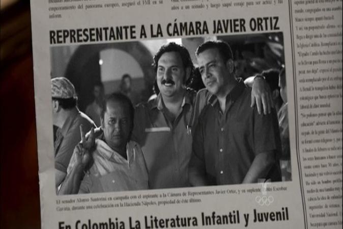 Durante la reunión en la hacienda Nápoles, Escobar se toma fotos con sus aliados políticos Ortiz y Santorini. Esta fotografia es publicada en un periódico.